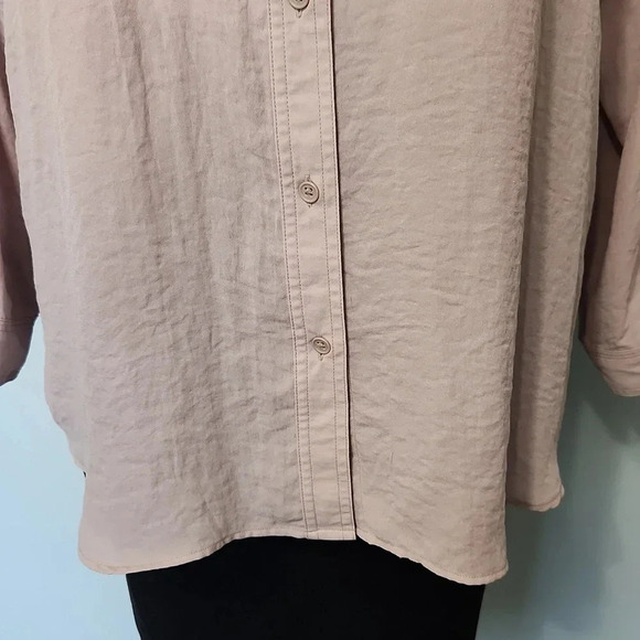 Uniqlo taupe button down top - Picture 5 of 14